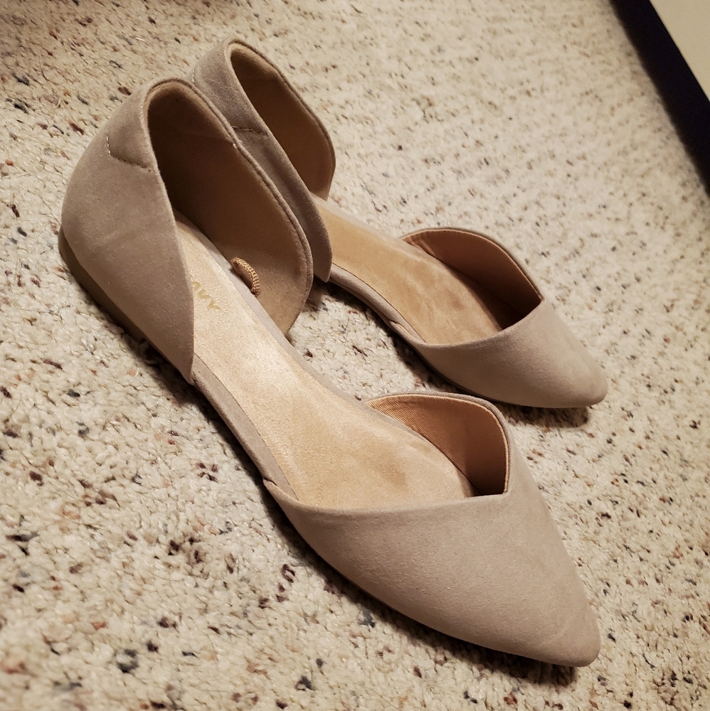 Pointy-toe flats